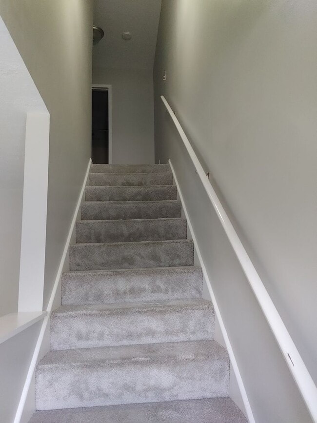 Building Photo - COZY TOWNHOME IN WILLOW TERRACE