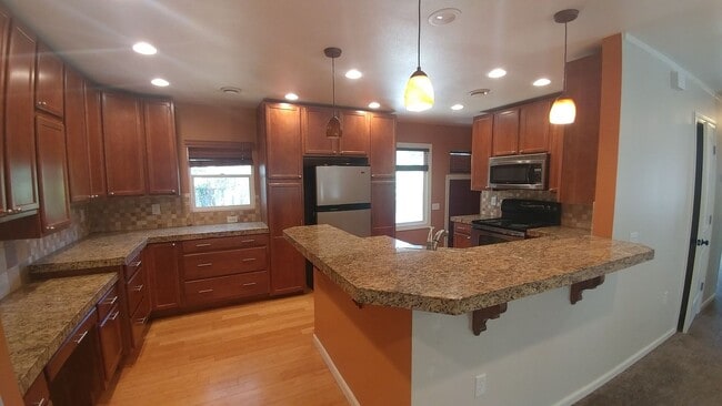 Building Photo - Charming Richland Home with Spacious Layou...