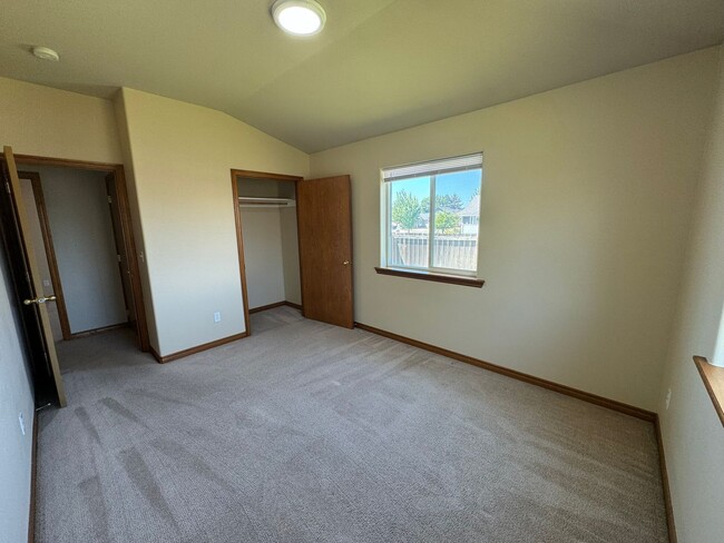 Building Photo - 4 Bedroom, 2 Bath House! Available to Rese...