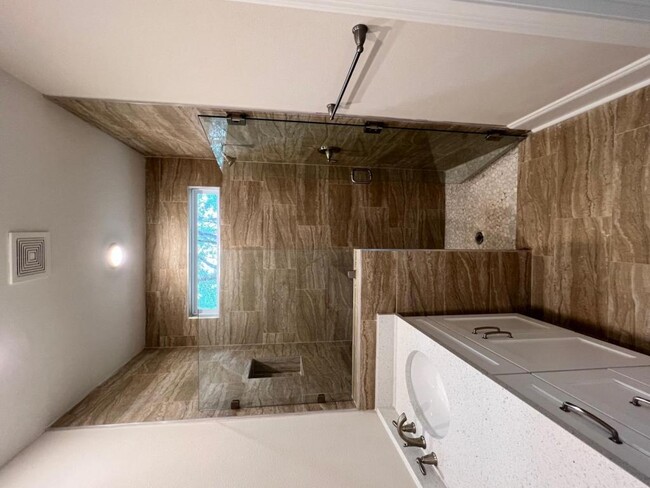 Building Photo - 843 Avery Park Dr