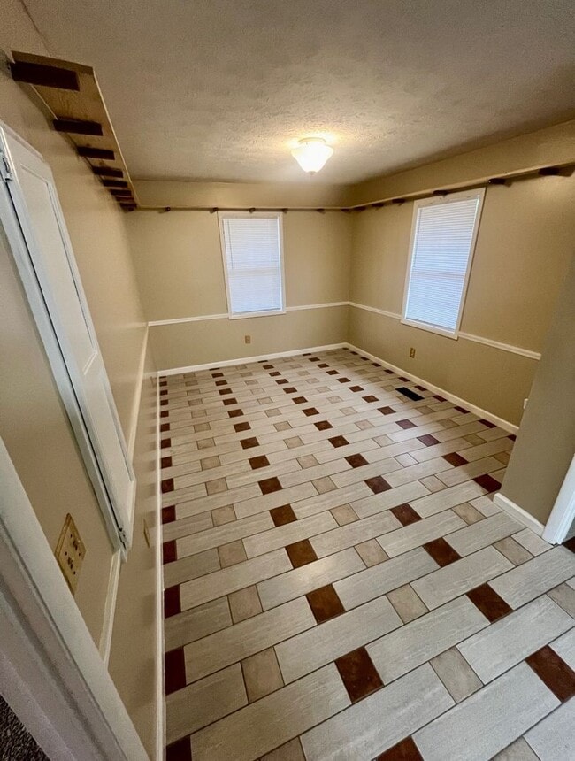 Building Photo - 3 Bed 1.5 Bath House