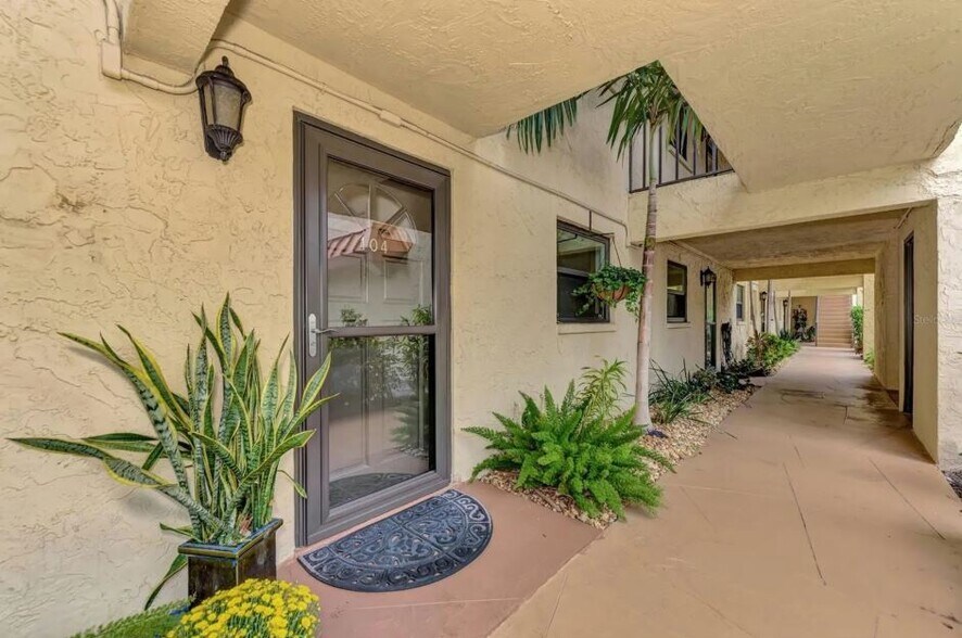 Building Photo - 1650 Pine Tree Ln