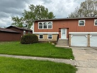 Building Photo - Spacious Updated 4 Bed 2 Bath with Garage Parking