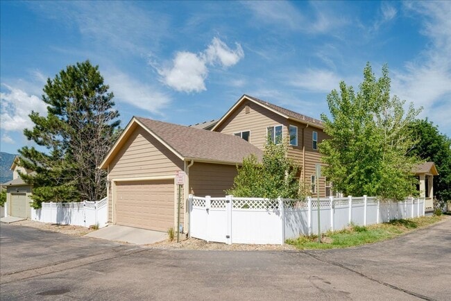 Building Photo - 2475 St Paul Dr