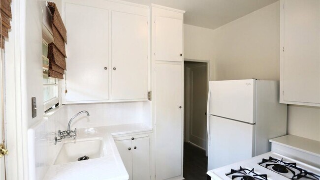 Building Photo - 364 Cliff Dr