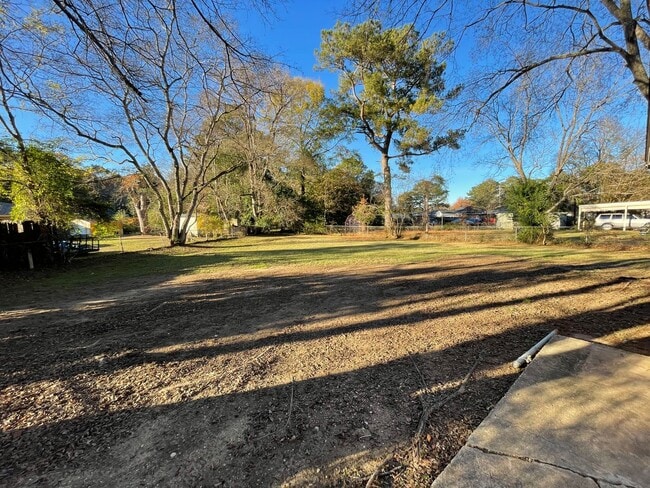 Building Photo - ** 3 Bed 2 Bath located off Wares Ferry road ** Call 334-366-9198 to schedule a self tour