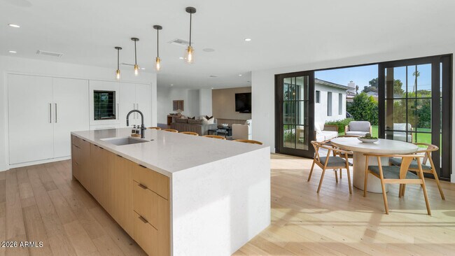 Building Photo - 6039 E Calle Camelia