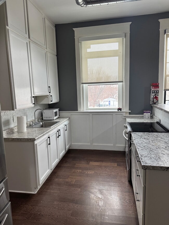 Building Photo - 647 York Ave