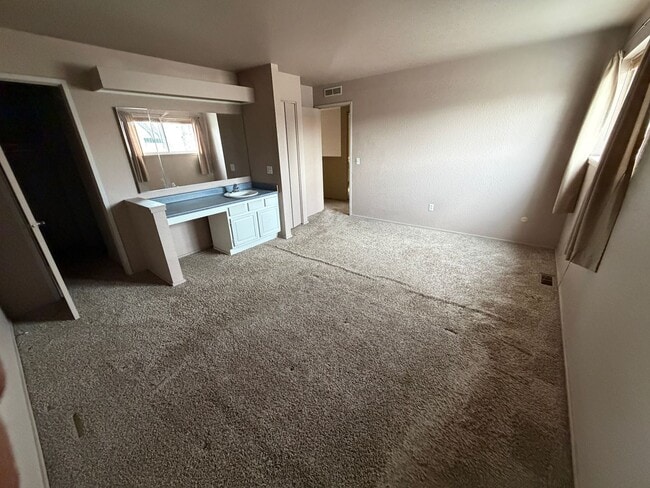 Building Photo - Townhome in great West End location