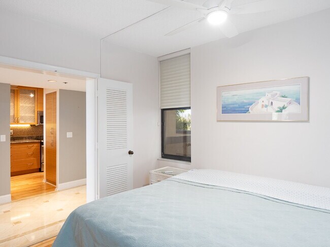 Building Photo - One of Longboat Key’s premier waterfront c...