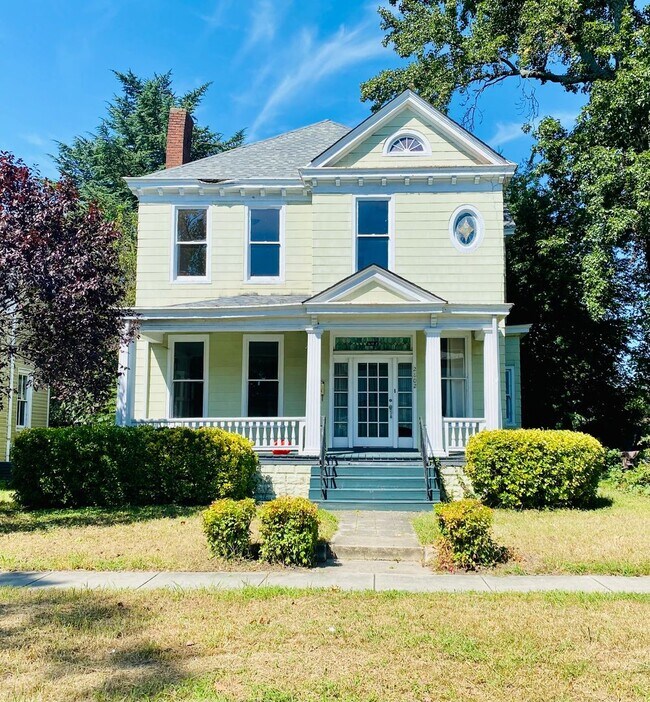 Primary Photo - Gorgeous 3 bdrm/2.5 bath newly renovated h...