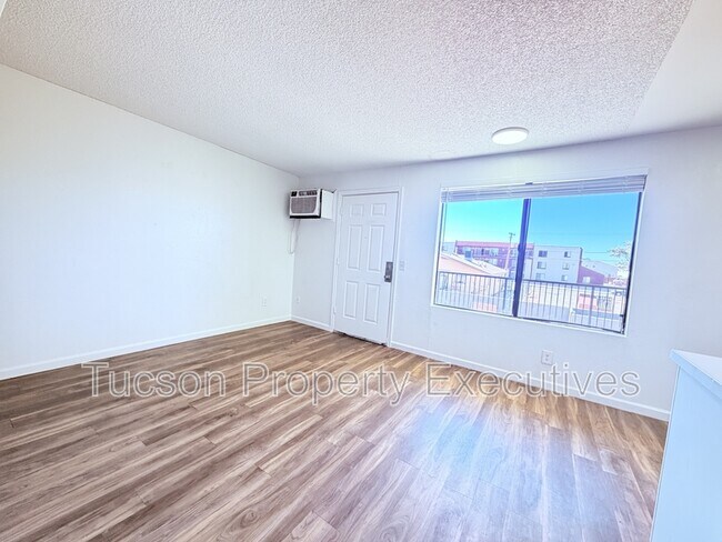 Building Photo - 3810 E Monte Vista Dr