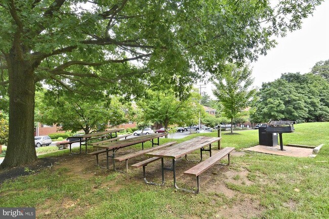 Building Photo - 2702 Dartmouth Rd