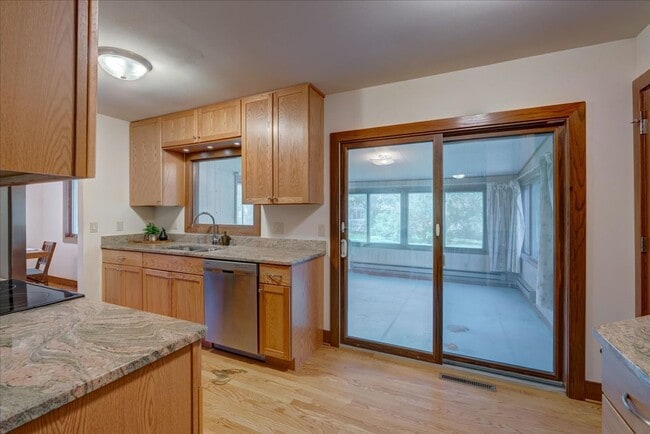 Building Photo - Move in Ready Hill Farms Ranch!