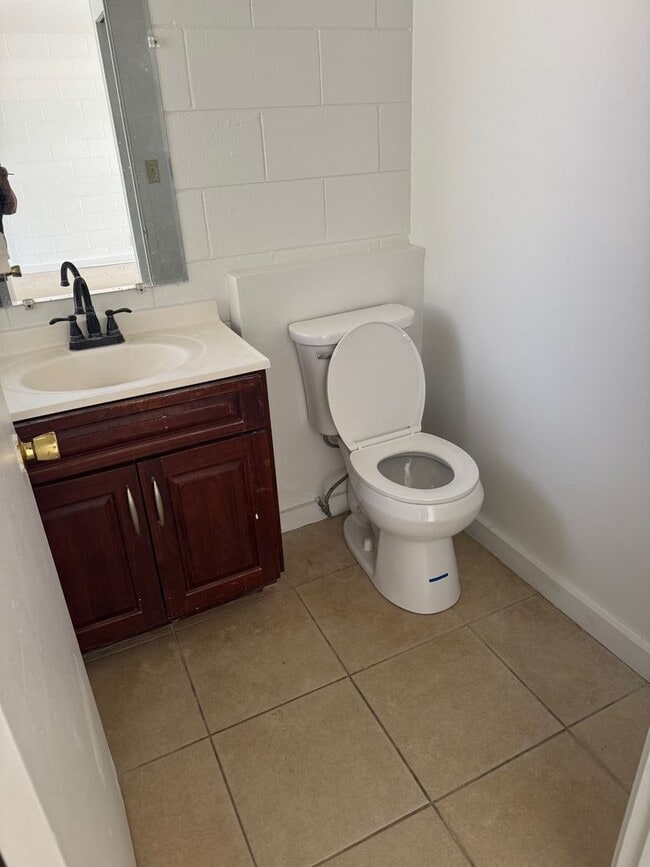 Building Photo - Townhouse 3 bedroom