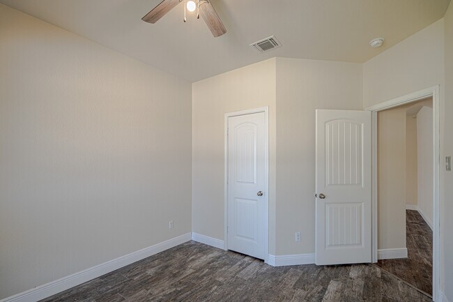 Building Photo - 121 Hematite Ln