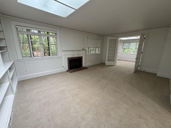 Building Photo - Spacious 2bed Plus Office, Single-level in Waverly Heights