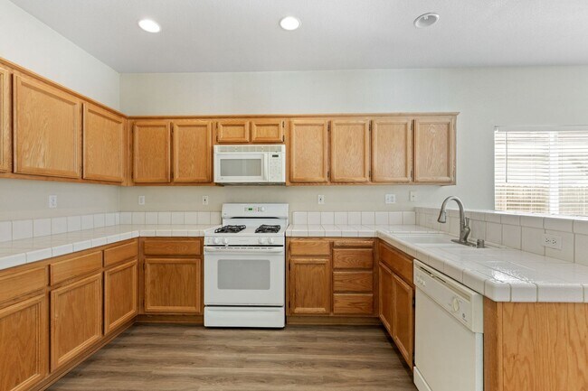 Building Photo - 4 Bedroom Home in the heart of Roseville! ...