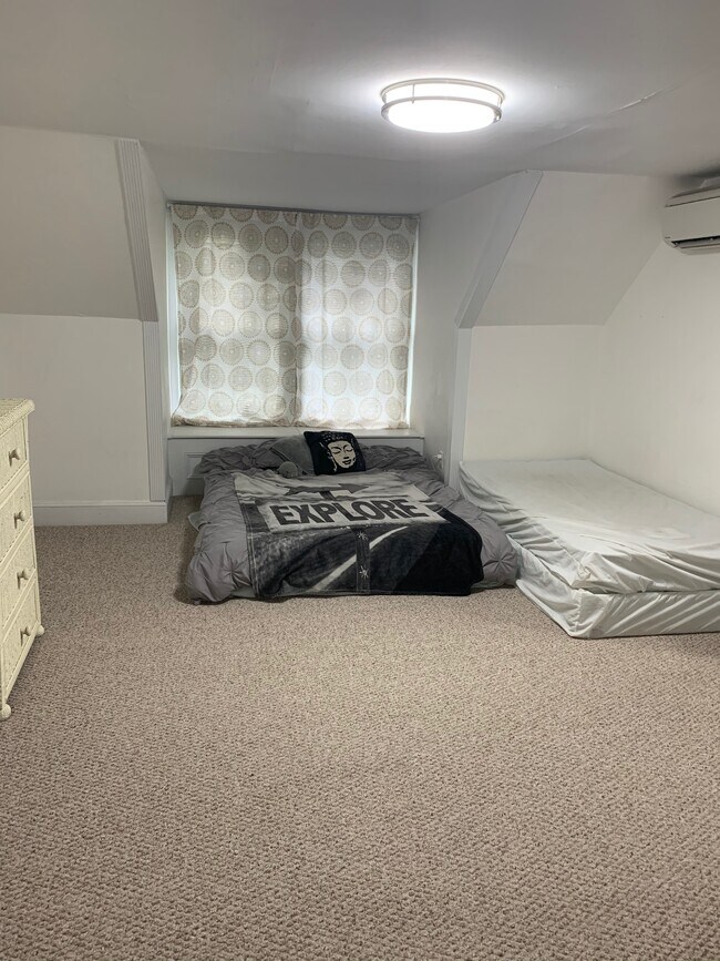 Bedroom with window seat - 40 Saragossa St