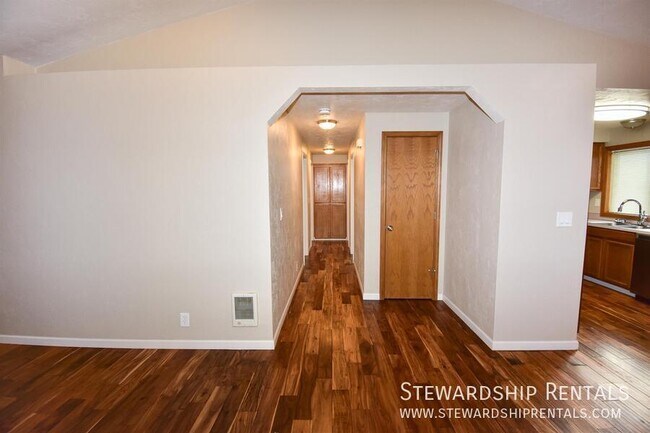 Building Photo - 5051 Forsythia St