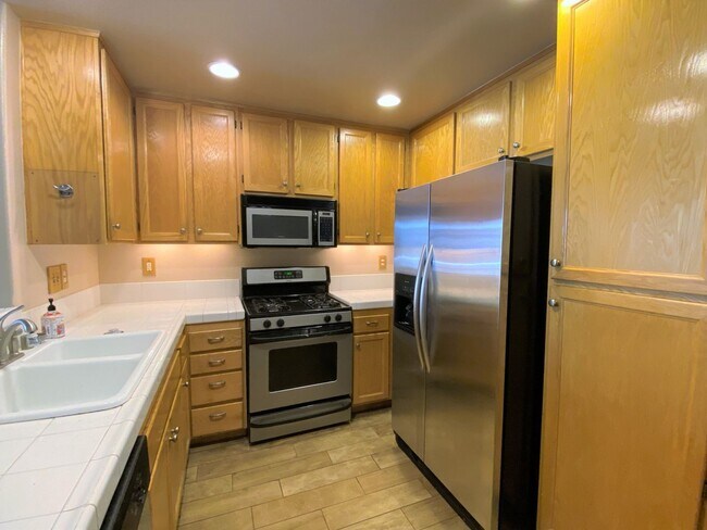Building Photo - Oceanside stunner - 3 bedroom townhome available now!