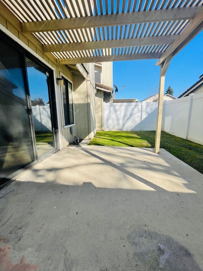 Building Photo - North Merced: $1575 2 Bedroom 1.5 Bath Tow...