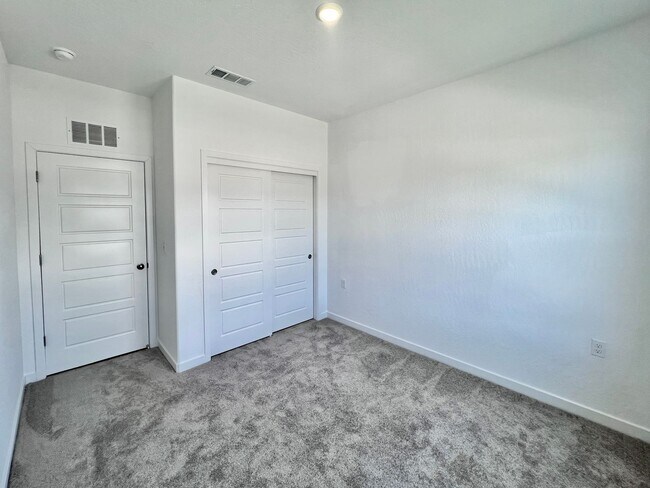 Building Photo - $2,595 Fowler & Dakota, 4 Bedroom 2 Bathro...