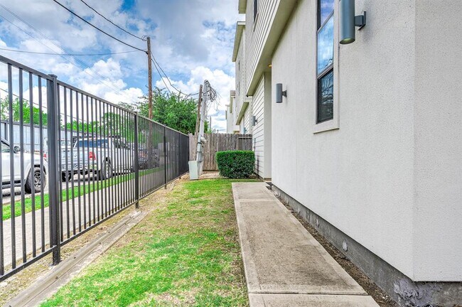 Building Photo - 24 N Hutcheson St