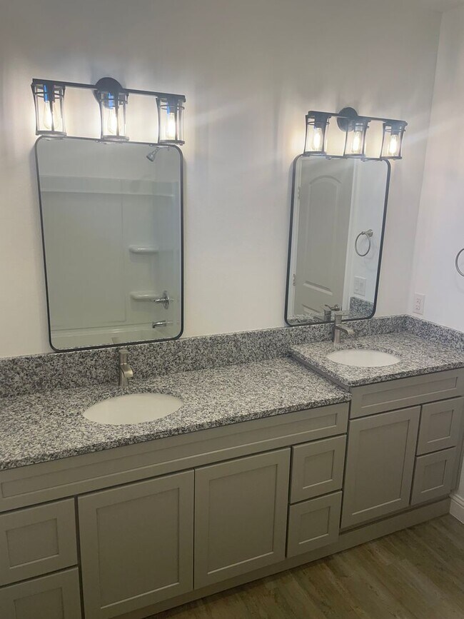 Building Photo - 3 Bedroom Rental Available July 9th in Fre...