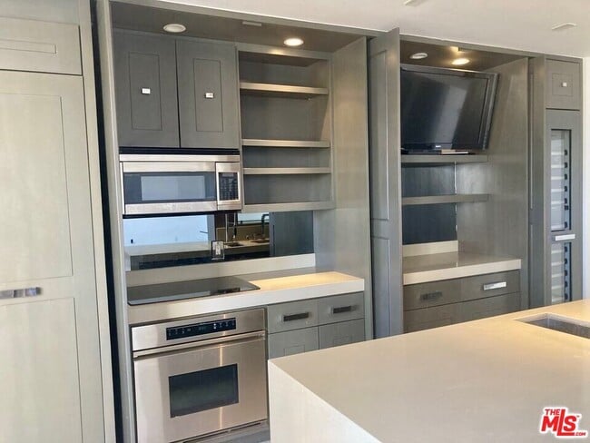 Building Photo - 7250 Franklin Ave