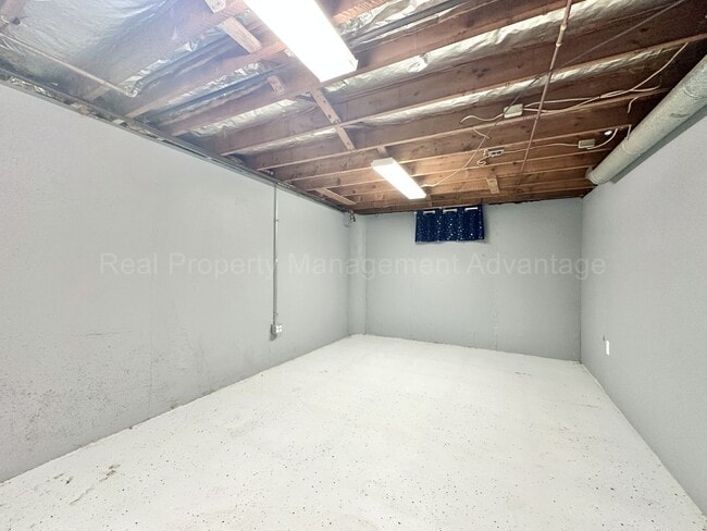 Building Photo - Spacious 4-Bedroom, 2-Bath Home in Clawson – Minutes from Downtown!