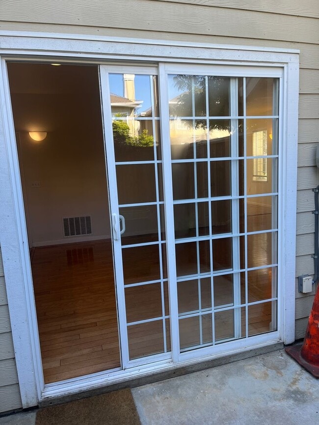 Building Photo - 3 bedroom 2.5 bath town home with large bo...
