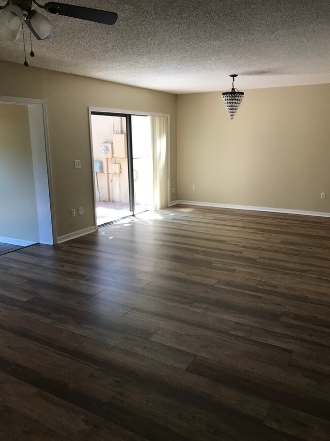 Building Photo - FABULOUS 3/2.5 Townhome In Wonderful Lake ...