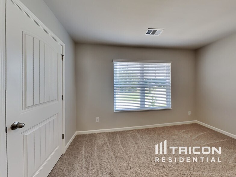 Building Photo - 4827 Golden Finch Ln