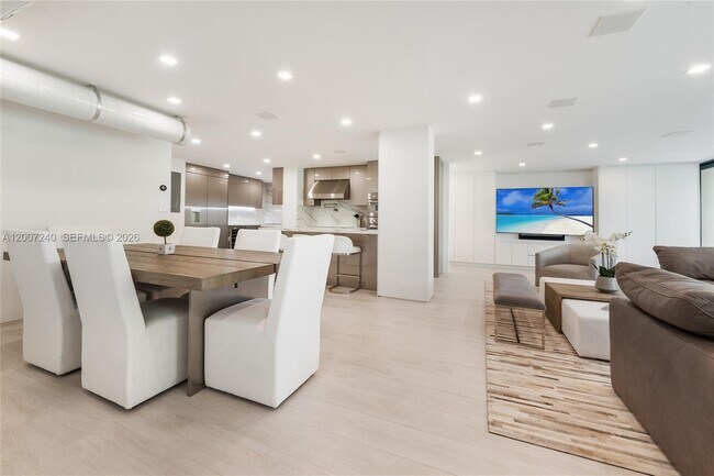 Building Photo - 2901 S Bayshore Dr