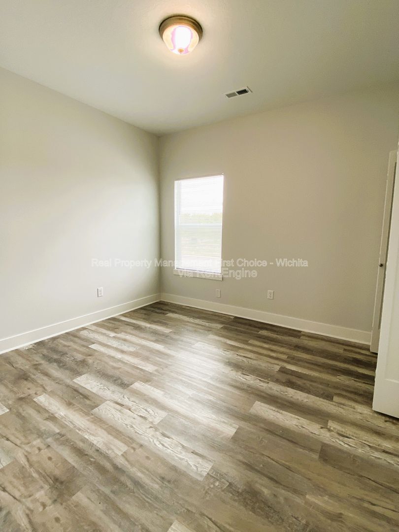 Building Photo - 5474 N Colburn Ct