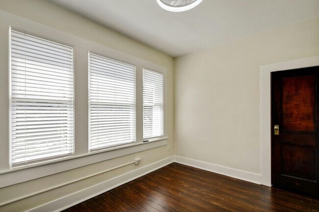 Building Photo - 423 W Woodlawn Ave
