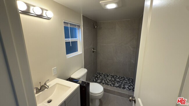 Building Photo - 385 Redondo Ave