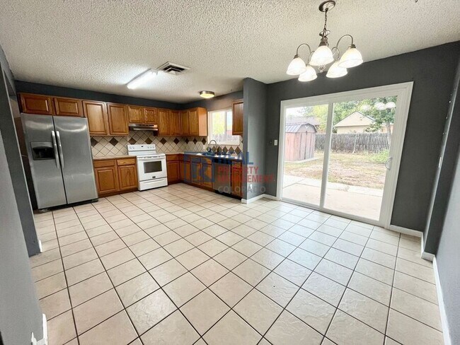 Building Photo - 425 Rosewood Dr