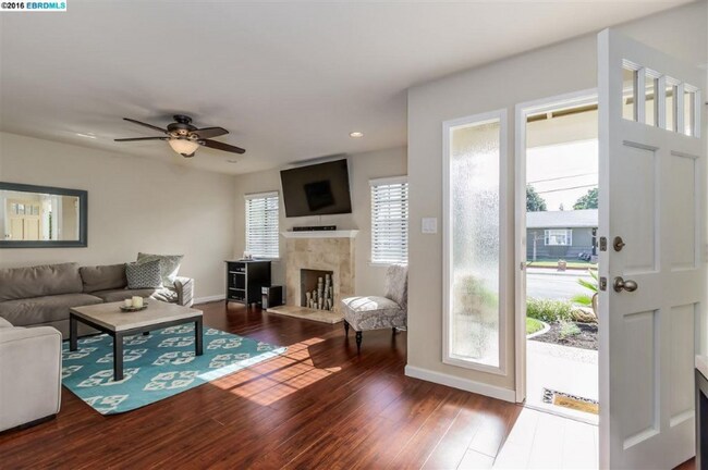 Building Photo - 884 Ruth Dr