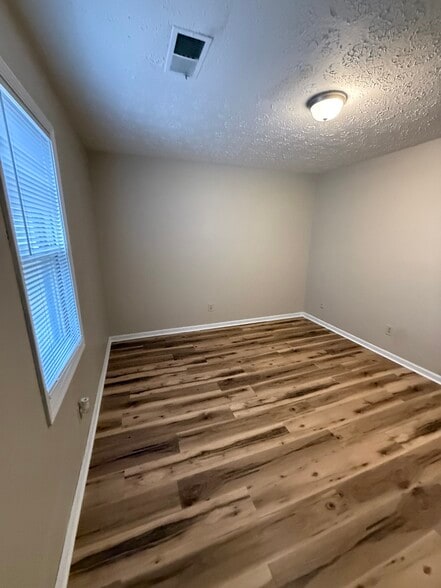 Building Photo - 719 Main St