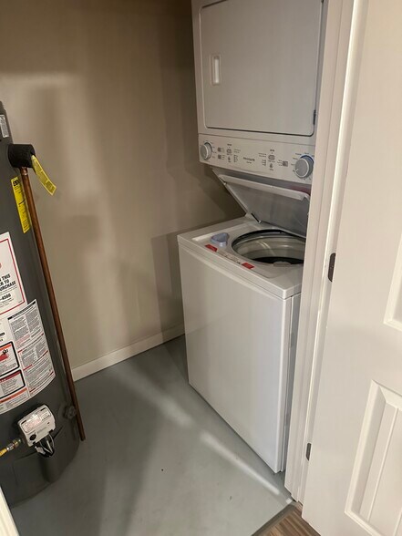 Building Photo - 705 Custer Ave