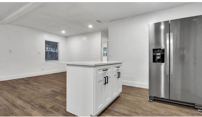 Building Photo - 4/2 ST Pete Home Available Now