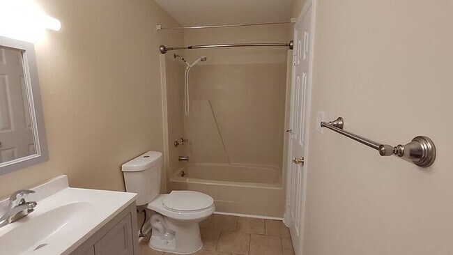 Building Photo - Chisle Run- 2 bedrooms and 1.5 bathrooms