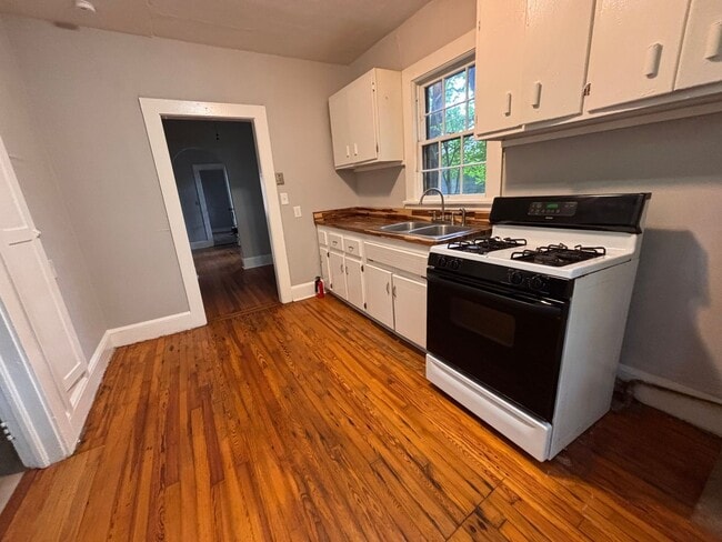 Building Photo - 3 Bedroom, 1 Bath home in West Rome!
