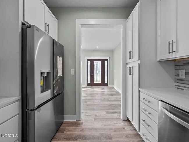 Building Photo - Beautiful New 4 Bedroom, 3 full bath plus ...