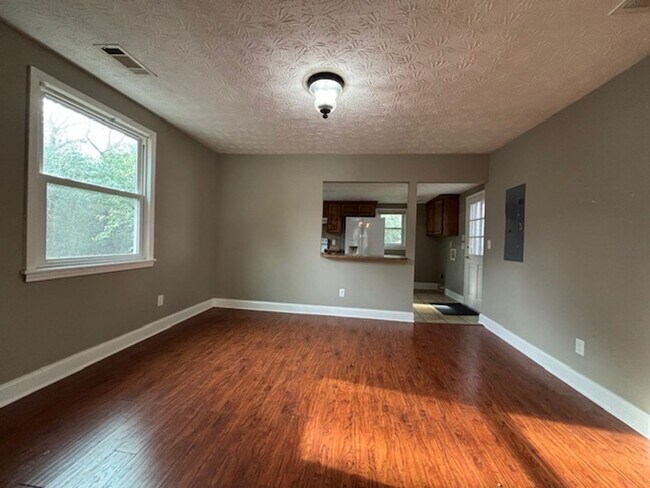 Building Photo - Charming 2-bedroom one bath cottage