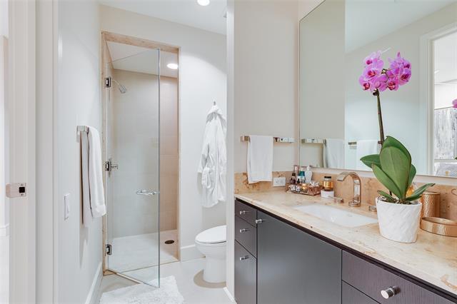 Building Photo - 2408 Victory Park Ln