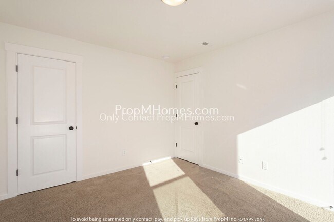 Building Photo - Trendy Updated SE Portland Bungalow with Balcony!