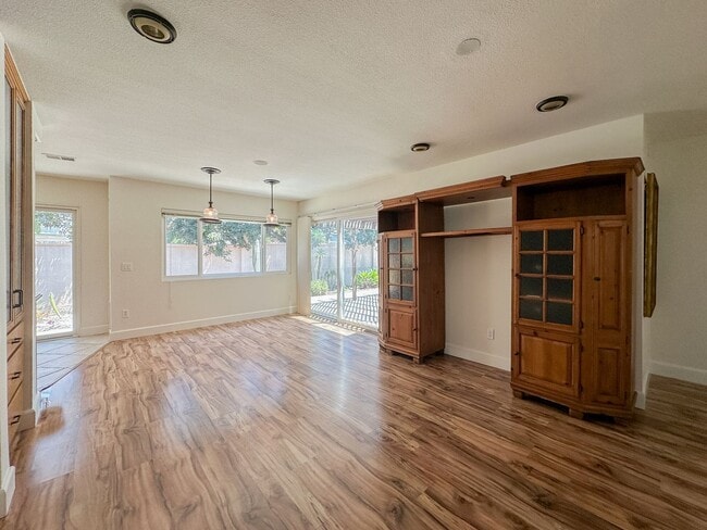 Building Photo - Stylish 4 Bedroom, 2 Bath Single-Story wit...